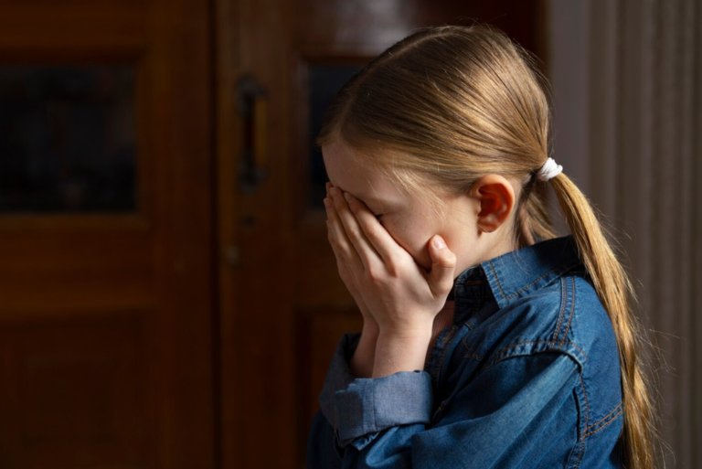 ребенок плачет