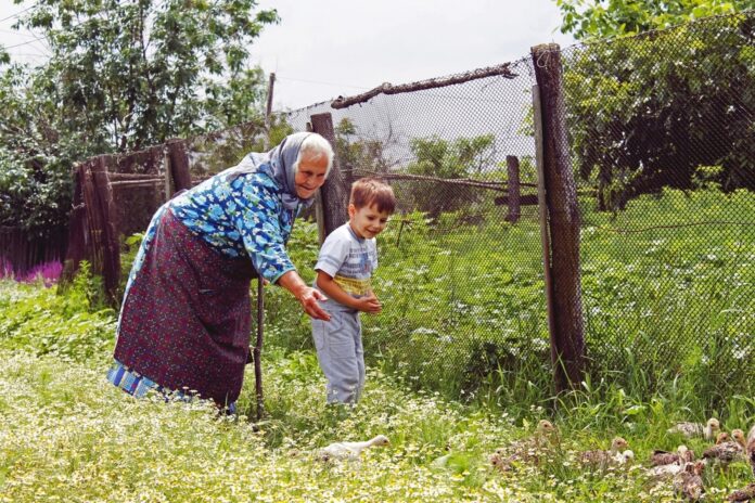 Сільська бабуся з онуком