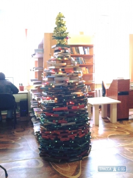 В библиотеке Одесской области появилась елка из книг