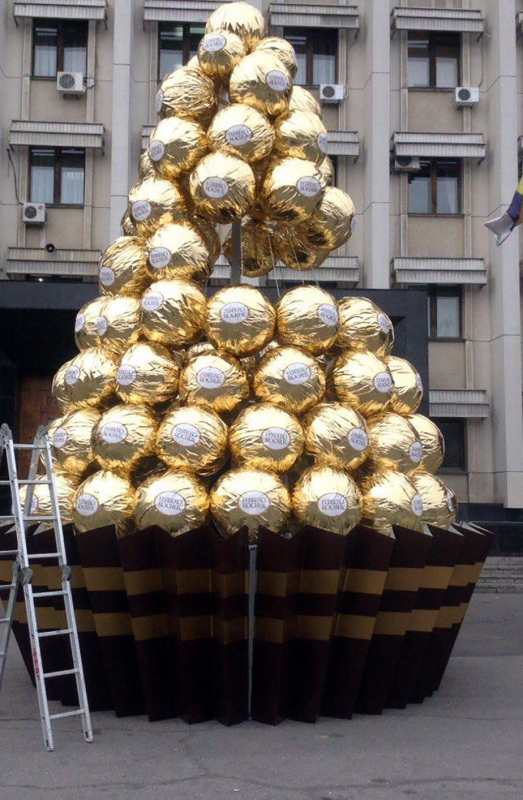 В Одессе появилась елка из конфет (ФОТО)