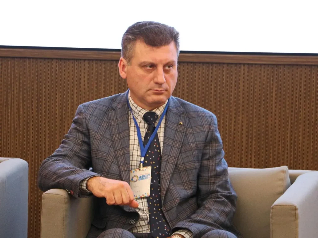 Врач Евгений Опря