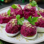 фаршированные свеклой яйца