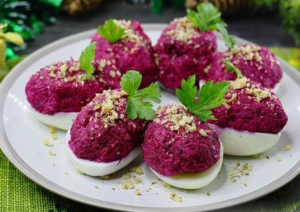 фаршированные свеклой яйца