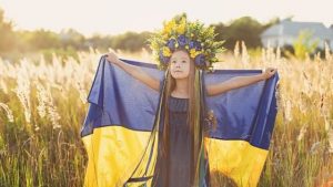 Девочка с флагом Украины