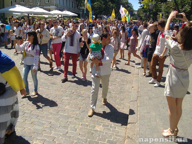 В Одессе сотни людей прошли по центру города в вышиванках