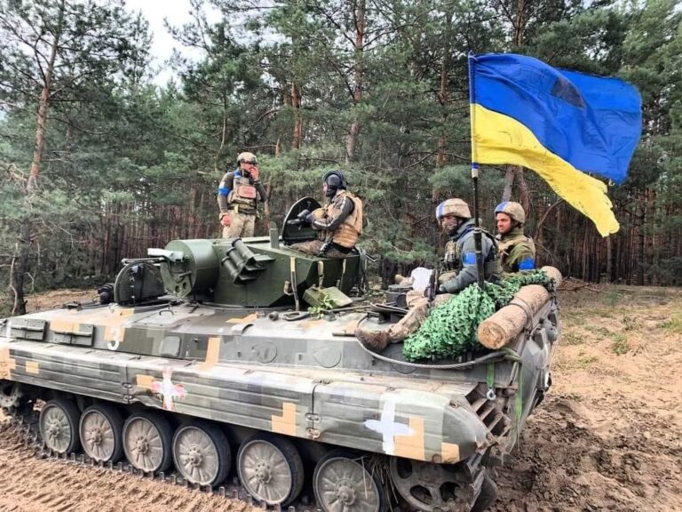 воині на танке
