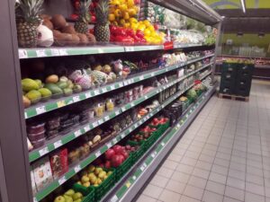 фрукти в супермаркеті