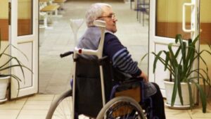 мужчина в коляске