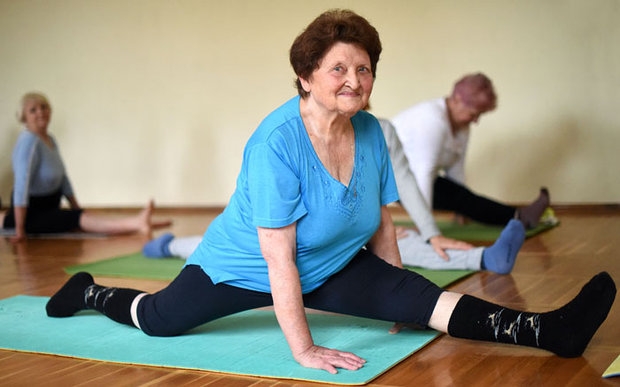82-летняя пенсионерка из Беларуси занимается йогой