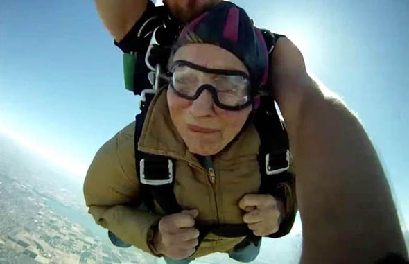 Смелая 90-летняя старушка прыгнула с парашютом