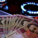 деньги возле газовой плиты