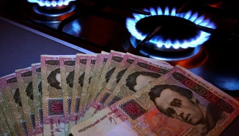 гроші біля газової плити