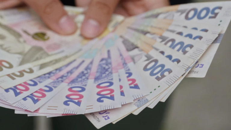 деньги в руке