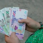 Гроші в руках жінки