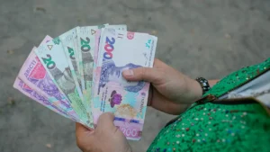 Гроші в руках жінки