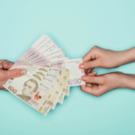 деньги в руках