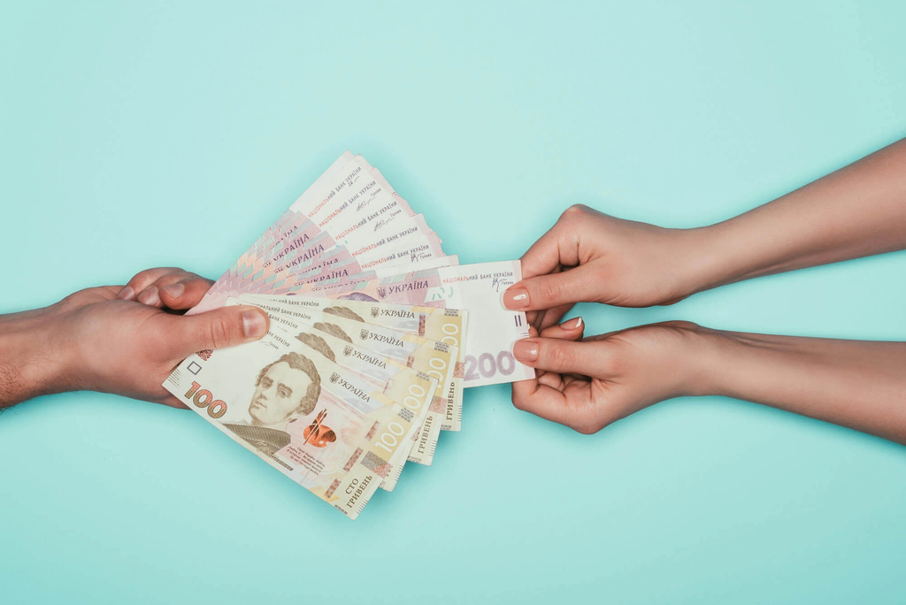 деньги в руках