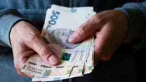 деньги в руках