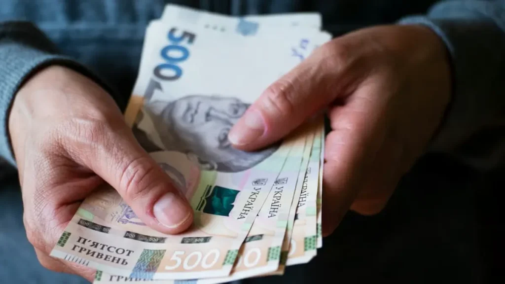 Гривні в руках