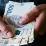 Гривні в руках