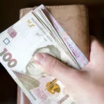 Гривні в руці