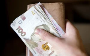 Гривні в руці