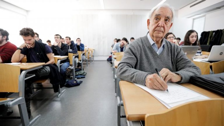 Пенсионер в 80 лет стал студентом одной из международных образовательных программ
