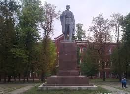 В Харькове ночью повалили два памятника Ленину (ВИДЕО)