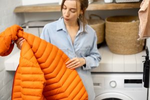 девушка с курткой