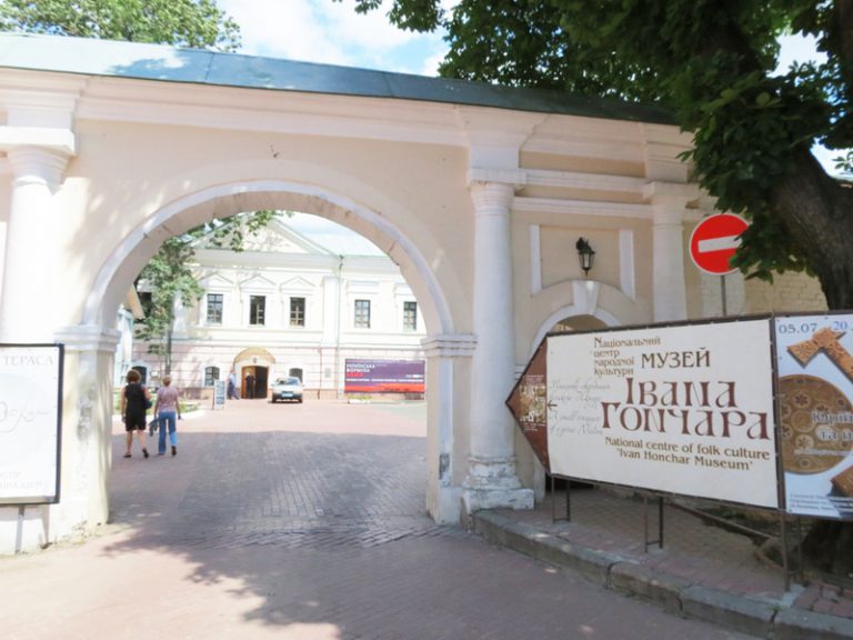 Владельцы «Карточек киевлянина» получат 30% скидки в музеи и театры