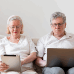 пенсионеры с ноутбуками