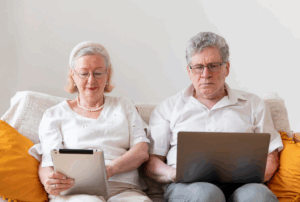 пенсионеры с ноутбуками