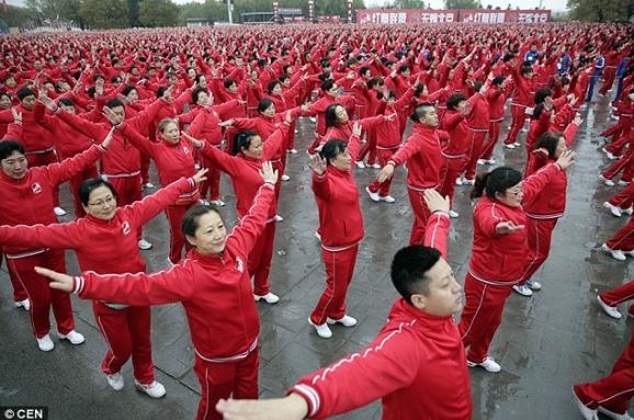 Китайские пенсионеры установили танцевальный рекорд (ВИДЕО)