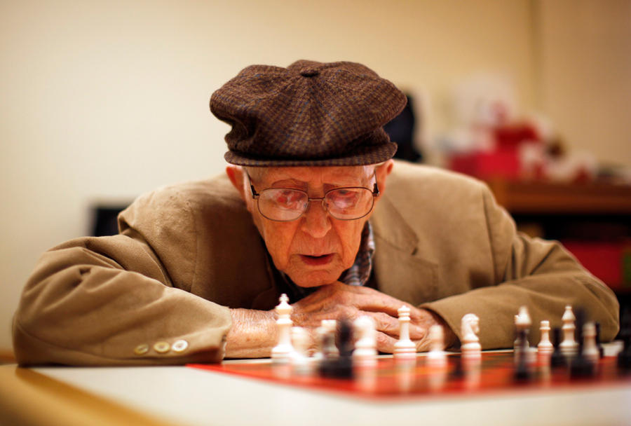 97-летний Эрл Гилберт, играет в шахматы в пенсионном сообществе Королевские Дубы в Сан Сити