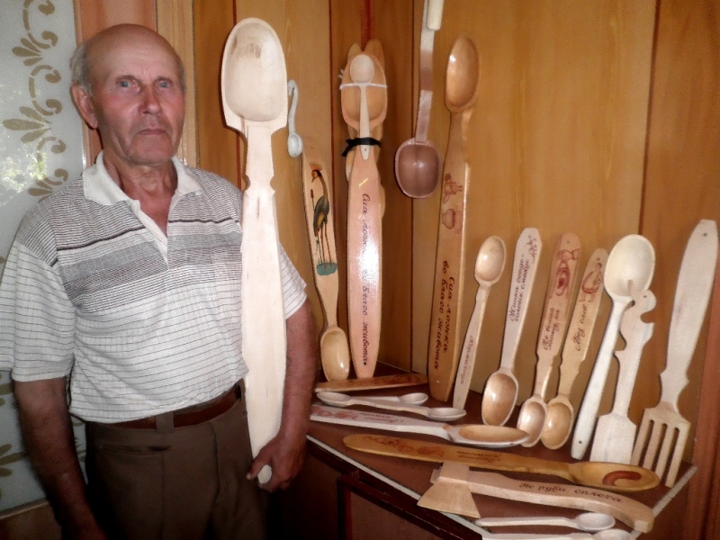 Пенсионер из Одесской области вырезает ложки