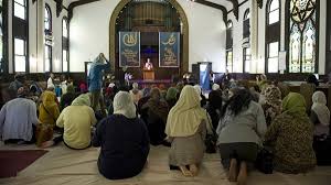 Женщины в синагоге молятся отдельно от мужчин