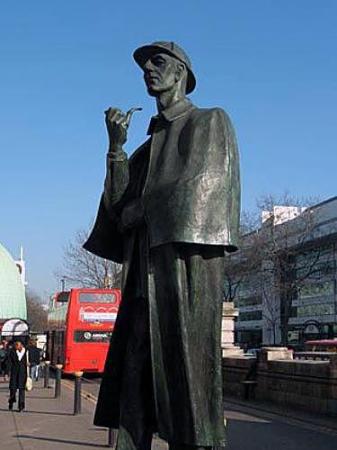 Памятник Шерлоку Холмсу на Бейкер Стрит