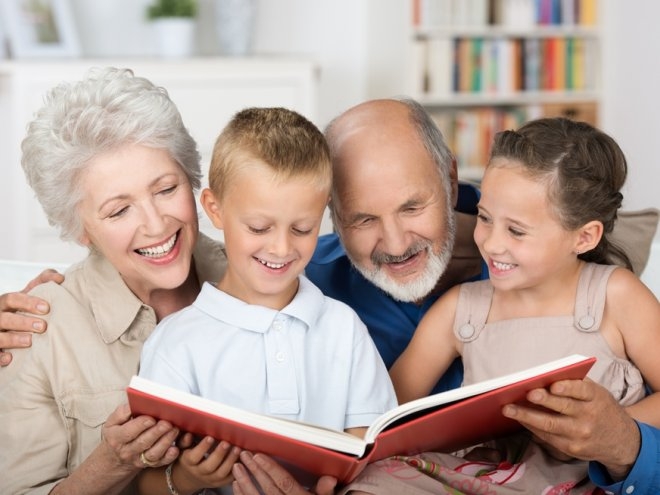 Хочу к бабуле: должны ли бабушки и дедушки участвовать в воспитании внуков?