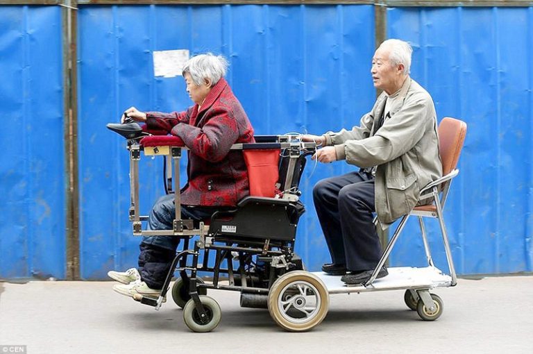 Китаец переделал инвалидную коляску, чтобы всегда быть вместе с женой (ФОТО)