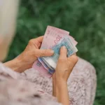 женщина считает деньги