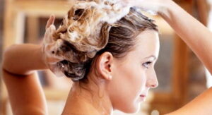 девушка моет волосы