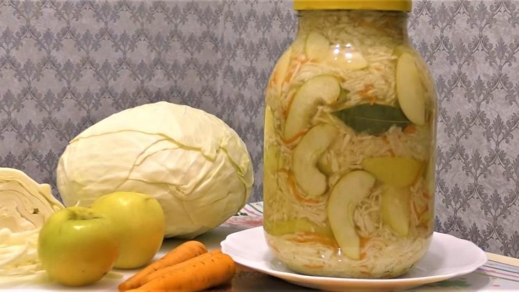 капуста с яблоками