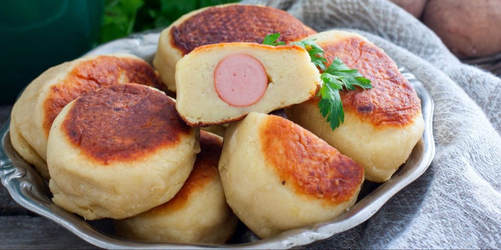 Картофельные пирожки с сосиской