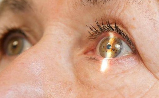 Офтальмологи назвали ранні ознаки катаракти: які симптоми не можна ігнорувати