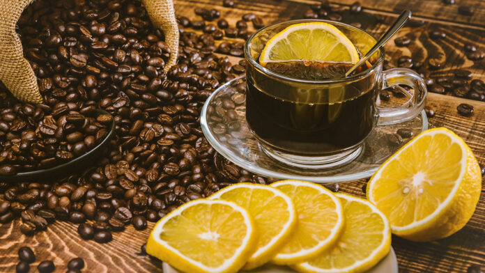кофе с лимоном: диетологи навзали последствия
