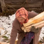 женщина с дровами во дворе