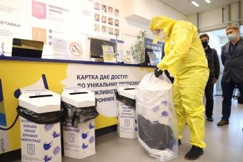 Где в Киеве установлены контейнеры для сбора использованных масок и перчаток?