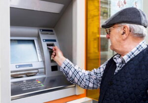 пенсионер у банкомата