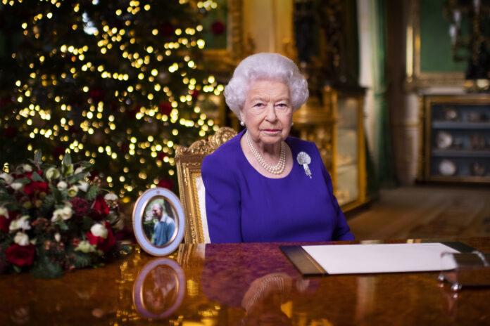 Навіщо королева Єлизавета II зважує гостей до та після різдвяного обіду?
