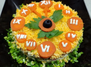 крабовый салат новогодние часы